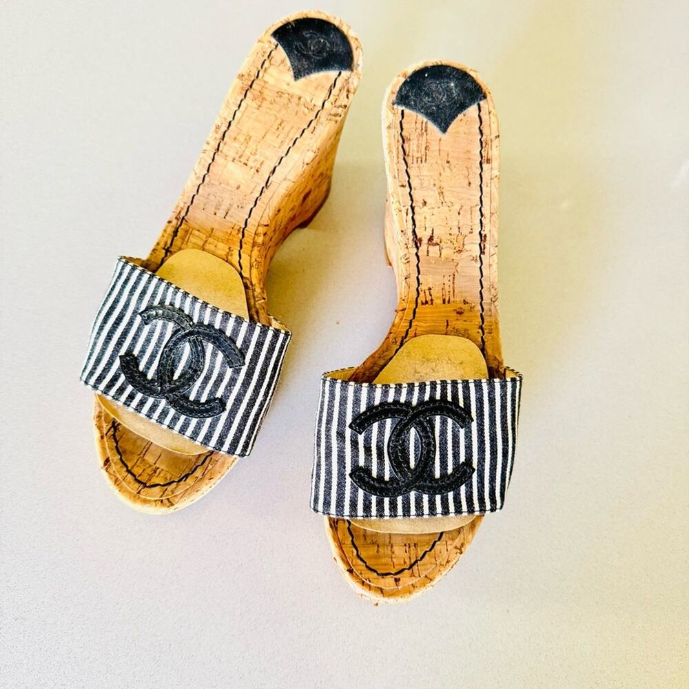 CHANEL Black White Stripe Canvas CC Logo Tan Beige Cork Wedge Sandal Slides 37.5 - Picture 16 of 16